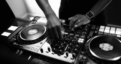 How to Ensure a Smooth Flow of Music at Your Corporate Event with a DJ