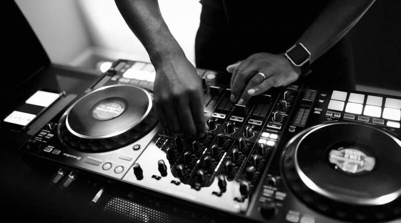 How to Ensure a Smooth Flow of Music at Your Corporate Event with a DJ