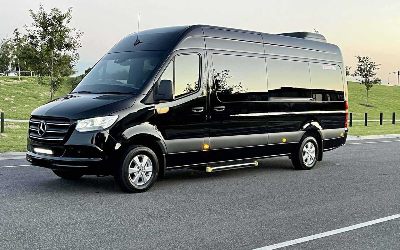 8 Seater Car Hire Melbourne Airport: Ideal for Large Groups